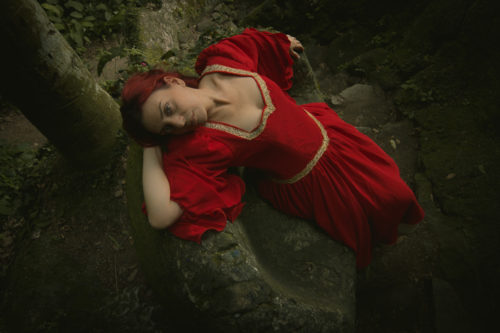 A Dama de Vermelho: Ensaio temático medieval